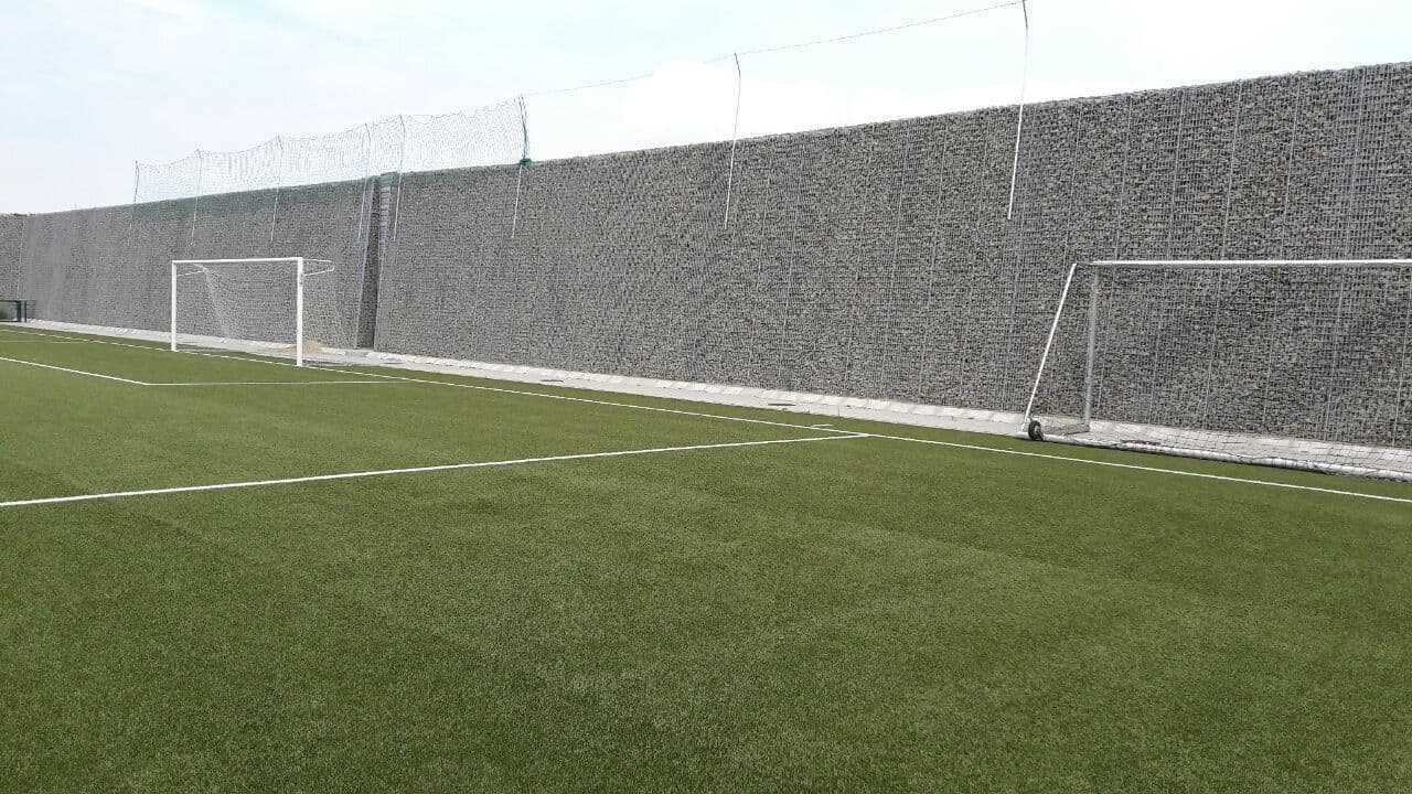 Alpin-Fussballplatz-2-Naturwand