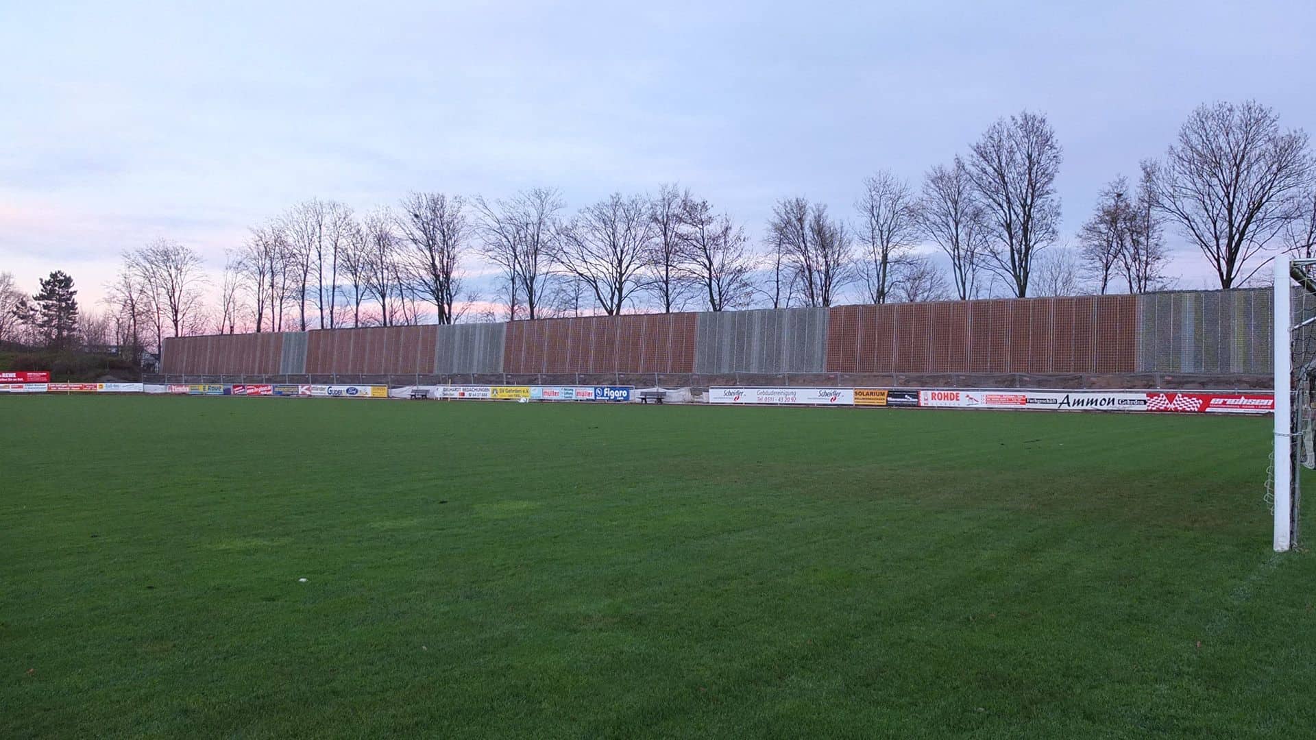 Alpin-Fussballplatz-Naturwand